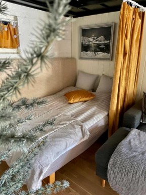 Primitivt kjellerrom med delt toalett
